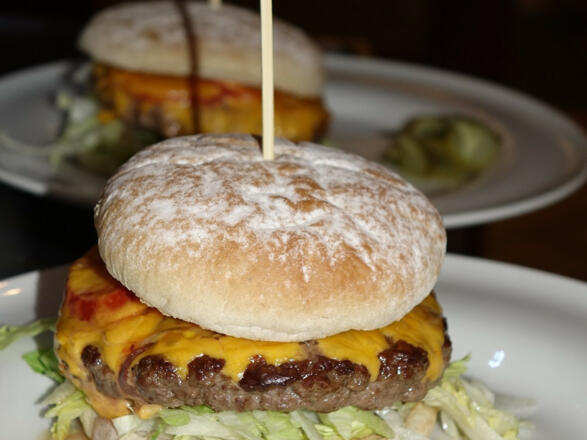 Cheeseburger im Gasthaus zur Kegelhalle