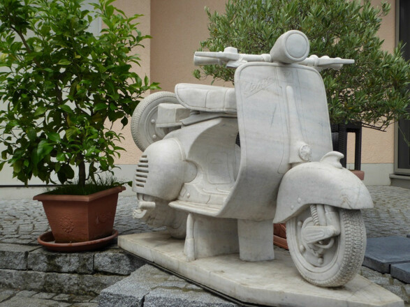 Vespa-Statue aus Stein©Vespa Museum