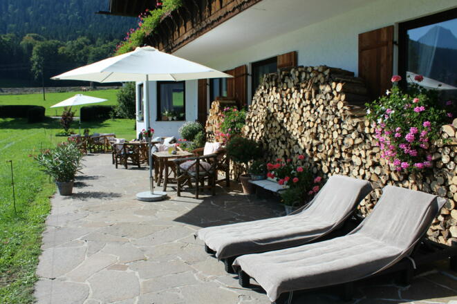 Genießen Sie entspannte Ruhemomente auf der Sonnenterrasse!