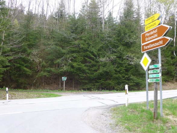 Straßenquerung nach Grünmühl