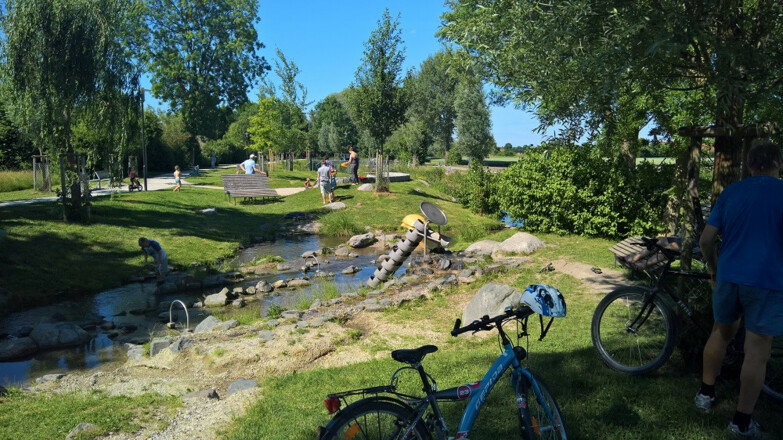 Spielmöglichkeit für Kinder im Goldachpark in Hallbergmoos