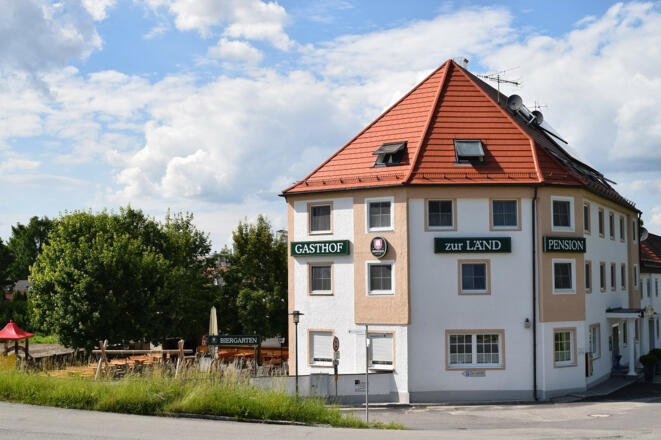 Außenansicht mit Biergarten Hotel und Gasthof zur Länd