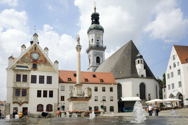 Marienplatz mit Mariensäule und Rathaus in Freising