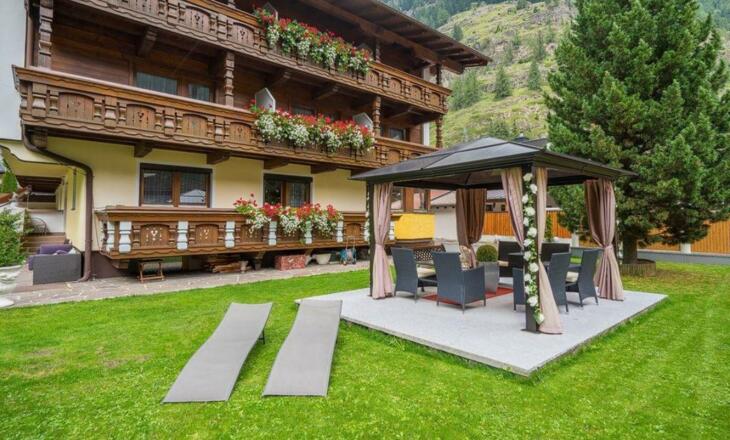 Gartenlounge mit Liegewiese