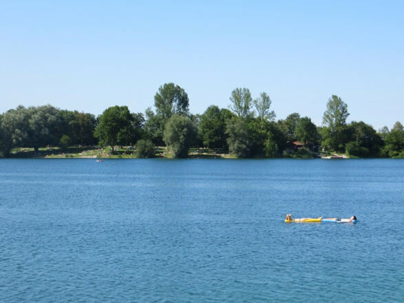 Eching_Echinger See_Sonnenbaden auf der Luftmatratze_web_© Günter Lammel_Gemeindearchiv Eching