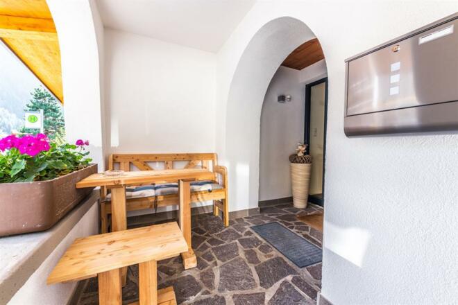 Eingang mit Sitzgelegenheit