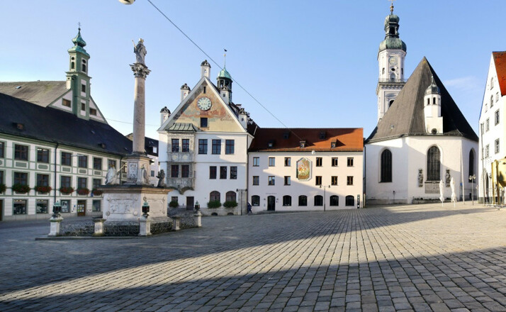 Mareinplatz mit der Pfarrkirche St. Georg in Freising