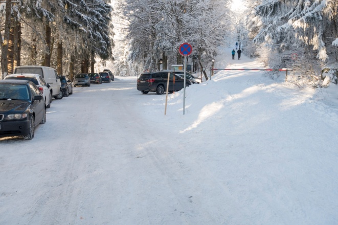 Beginn der Forststraße am Ende der öffentlichen Straße (Parkplatz steht seit Herbst 2022 nicht mehr zu Verfügung!)