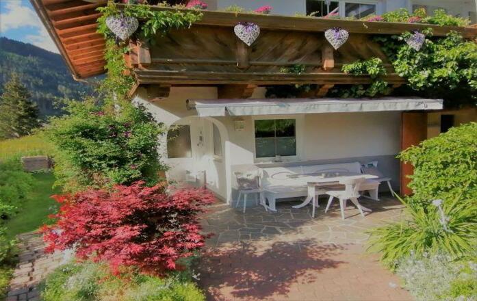 Terrasse und Eingang