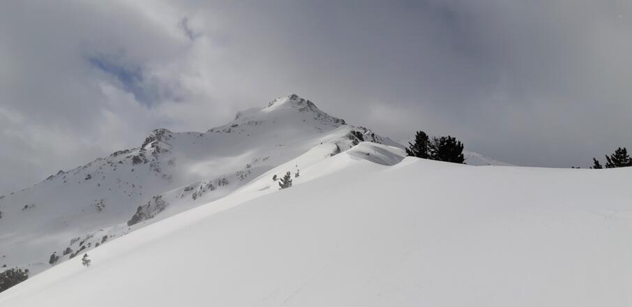 Blick über den langen Grat zum Wildofen. Die Steilhänge in Falllinie des Gipfels sind häufig mit Triebschnee gefüllt und verlangen, wenn man dort abfahren will, sichere Verhältnisse.