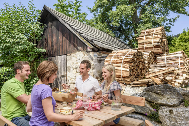 Gastgarten mit altem Brotbackhäusl