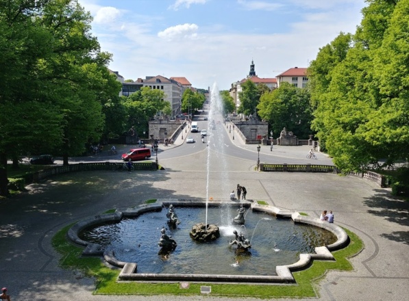 J. Friedensengel - Vorplatz / Brunnen