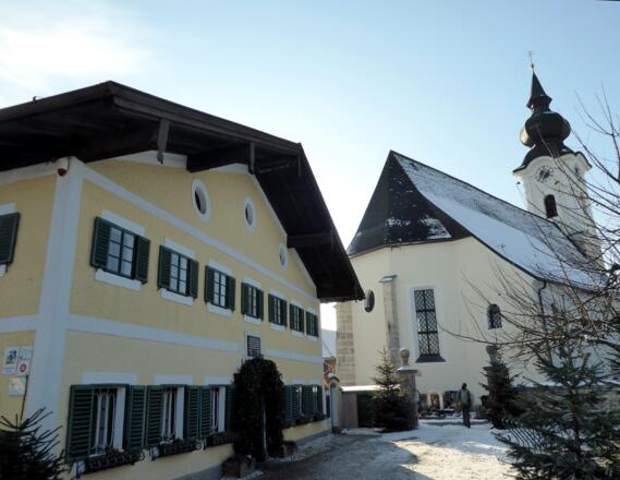 Schule und Kirche in Arnsdorf.