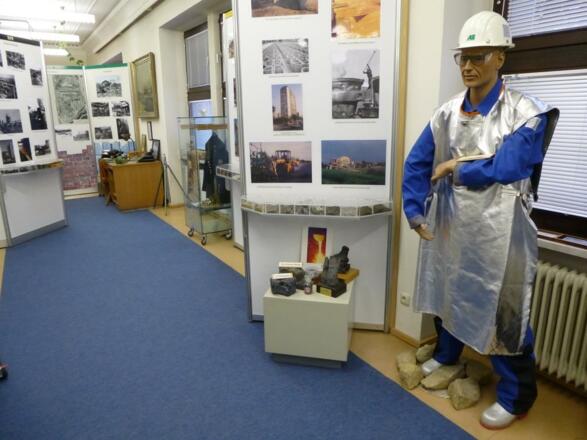 blick-in-die-ausstellung-mitarbeiter-in-schutzkleidung-geschichteclub-stahl