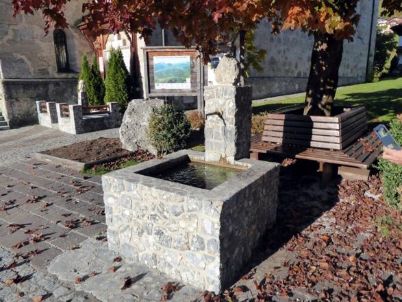 Der Schneckenbrunnen bei der Bushaltestelle im Ort Rußbach.