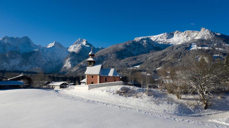 Auer Kirchlein mit Blick auf die Loferer Steinberge