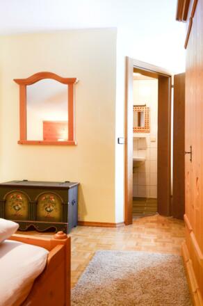 Schlafzimmer mit Bad