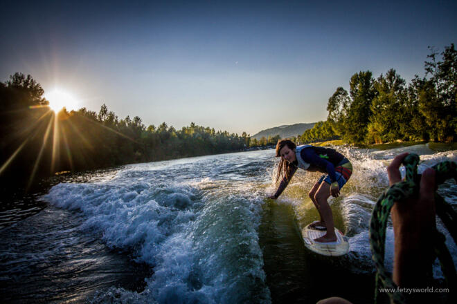 Wakesurfen hinter dem Motoboot