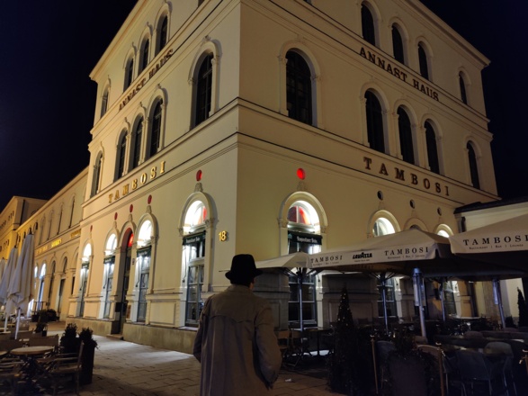 Tambosi am Hofgarten bei Nacht