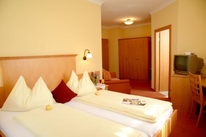 Doppelzimmer Blick Richtung Bad