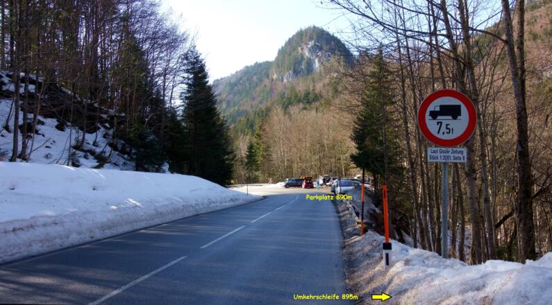 Vom Parkplatz ~890m zur Umkehrschleife, links ab.