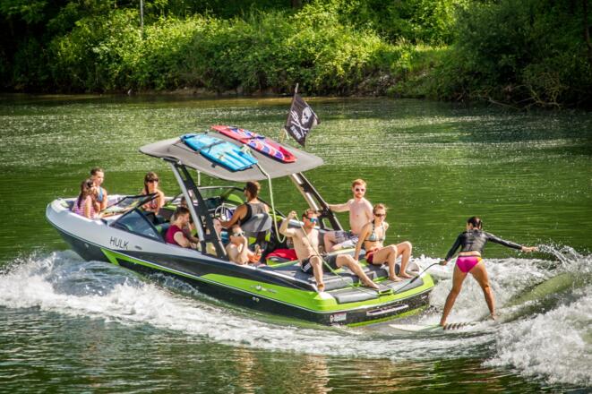 Wakesurfen hinter dem Motoboot