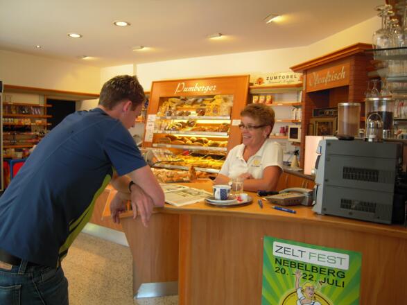 Gemütliches Cafe mit Blick auf den Marktplatz