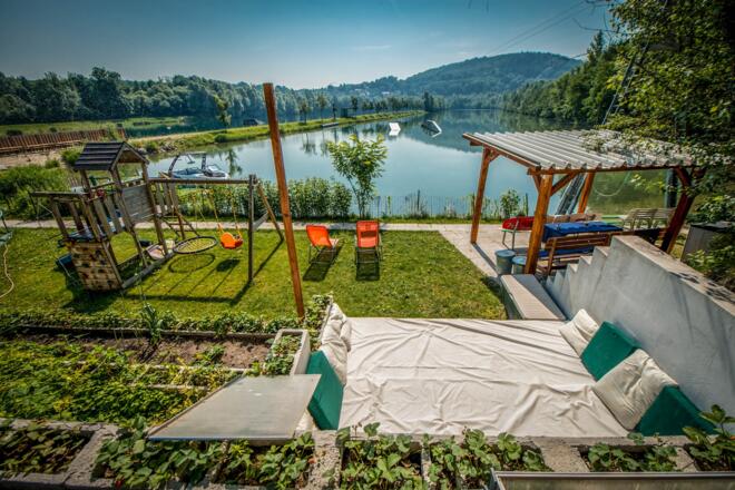 Ausblick auf den See von der Sonnenlounge aus