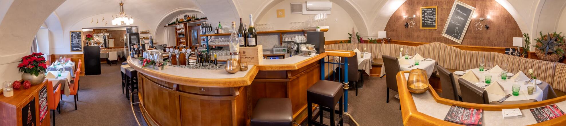 th-588913711-2048x456