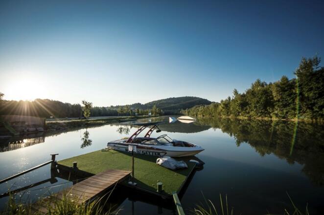 Seeblick mit Motorboot