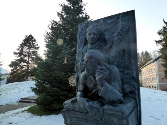 Das Relief in Oberndorf zeigt Mohr und Gruber. Es stammt von Josef Mühlbacher.