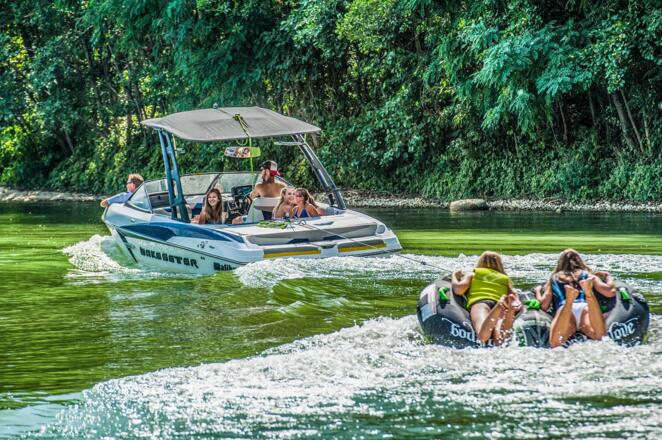 Reifen fahren hinter dem Motorboot