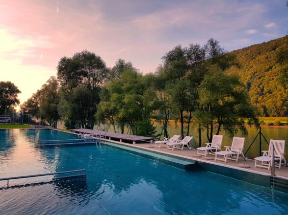 Freibad mit Sonnenuntergang