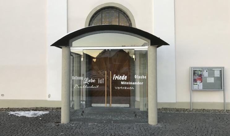 Pfarrkirche Hl. Bernhard, Eichenberg, Portal