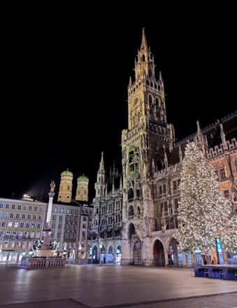 C. Marienplatz (München) bei Nacht