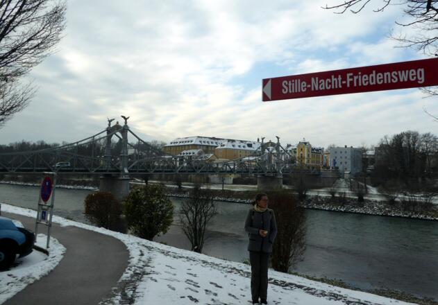 Der Friedensweg beginnt in Oberndorf und führt über die Stadtbrücke nach Laufen.