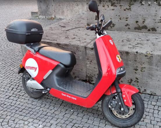 Emmy Elektroroller am Friedensengel