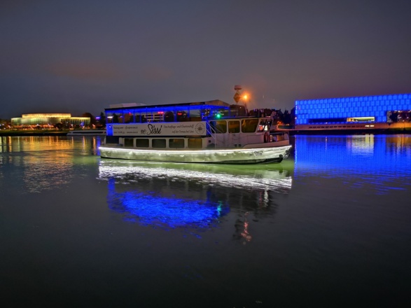 MS Sissi bei Nacht