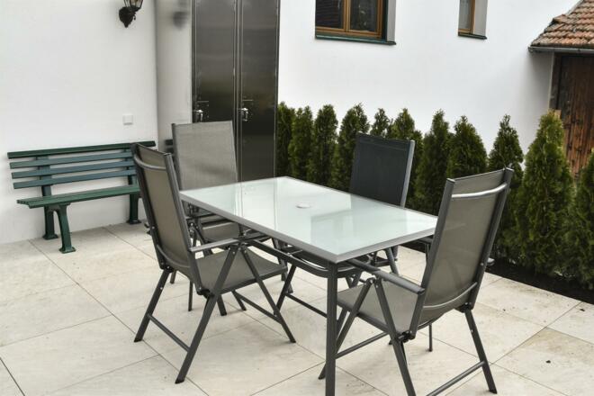 Gäste-Terrasse mit Skidepot - Zugang vom Parkplatz