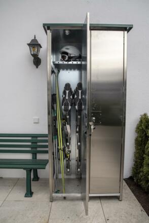 Ski-Depot auf Terrasse mit Skischuhwärmer