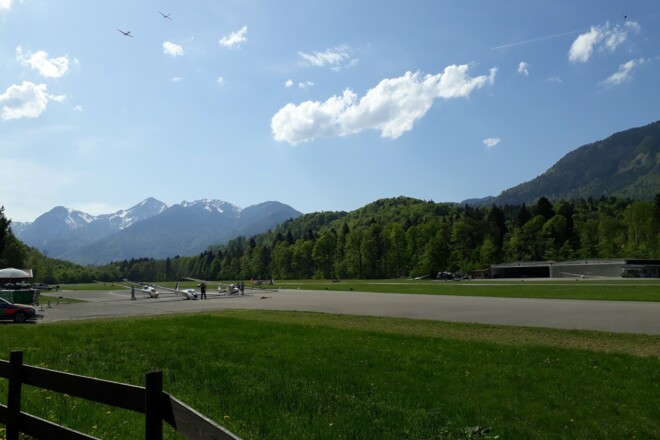 Panorama am Segelflugplatz in Unterwössen mit Blick auf Breitenstein und Geigelstein