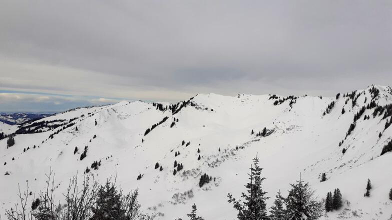 Blick vom Furkakopf zurück auf den Gerenfalben (links der Bildmitte) und auf den Hochrohkopf (Bildmitte).