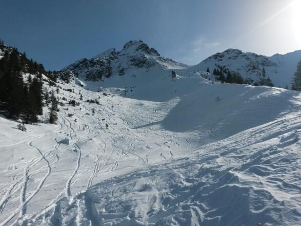 Schöner Abfahrtshang unterhalb der Mittagsspitze