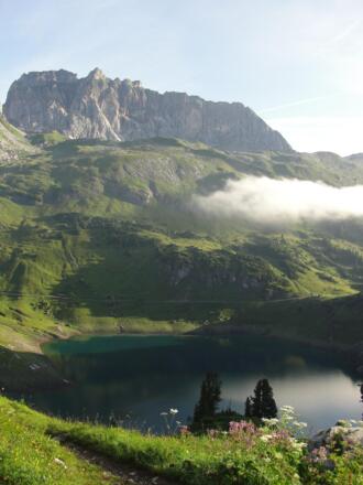 Vorbei am Formarinsee und der Roten Wand...