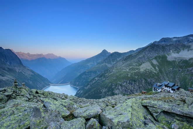 Die Plauener Hütte dient als idealer Stützpunkt für die Tour zur Reichenspitze
