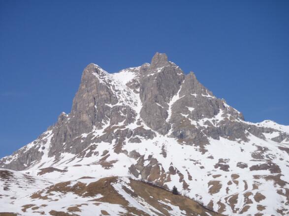 Widdersteingipfel (Bildmitte), die Aufstiegsroute verläuft durch die Schneerinne und das Schneefeld links unterhalb des Gipfels (im Sommer schneefrei!)