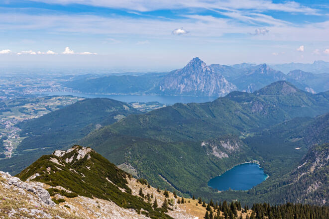 Blick vom Brunnkogel über den vorderen Lanbathsee zum Traunsee und den Traunstein