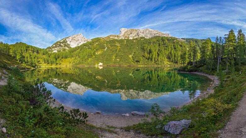 Steirersee (1445 m) mit Tranweng (links) und Sturtzhahn (rechts)