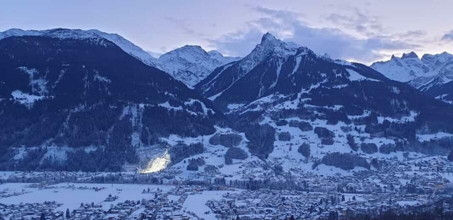 Ausblick über den Talkessel mit Sprungschanze