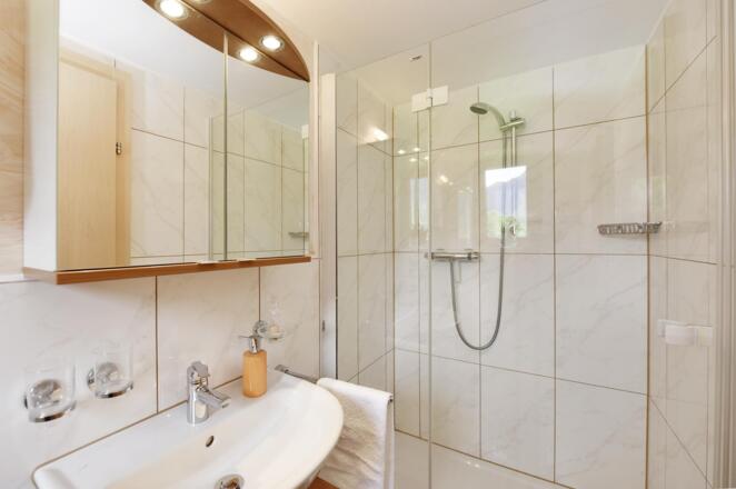 Dusche und WC Doppelzimmer